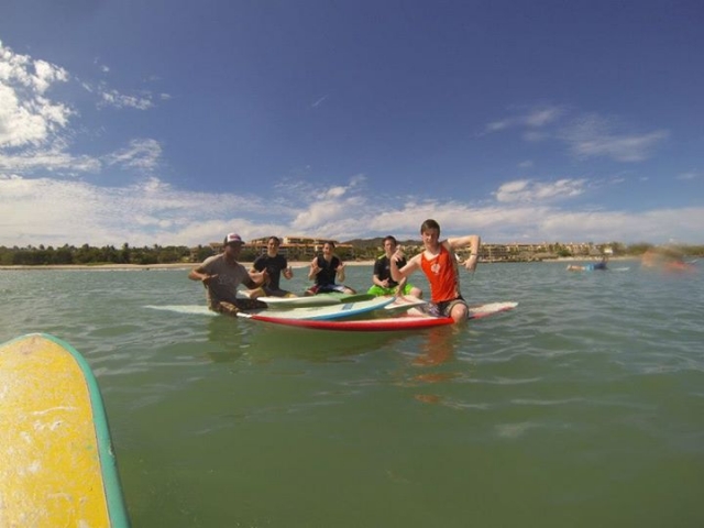 amigos surfers